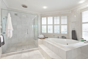 Walk-In Showers vs. Soaking Tubs in Master Bathrooms